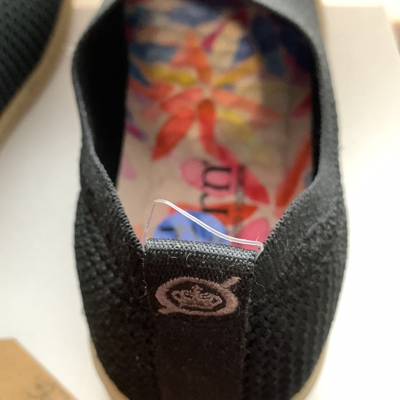 BORN HANDCRAFTED SLIP ON BLACK 7.5 NEW NO BOX - Picture 8 of 11